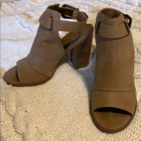 Peep toe high heel booties - Picture 4 of 6